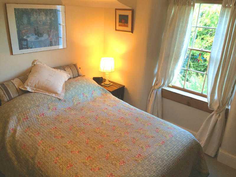 Double room with kingsize bed central Bath. 3 to 4 nights per week, weekdays only