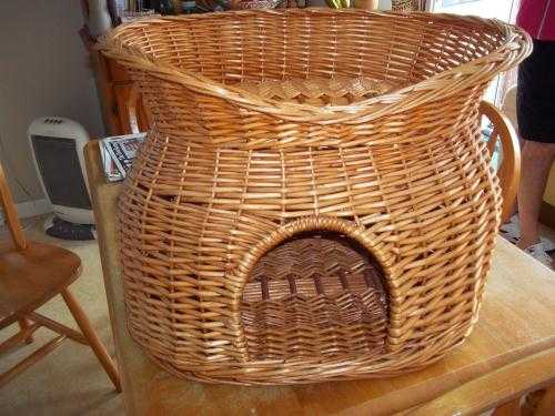 Double tier whicker cat basket