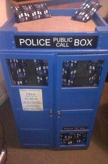 Dr Who tardis cat house