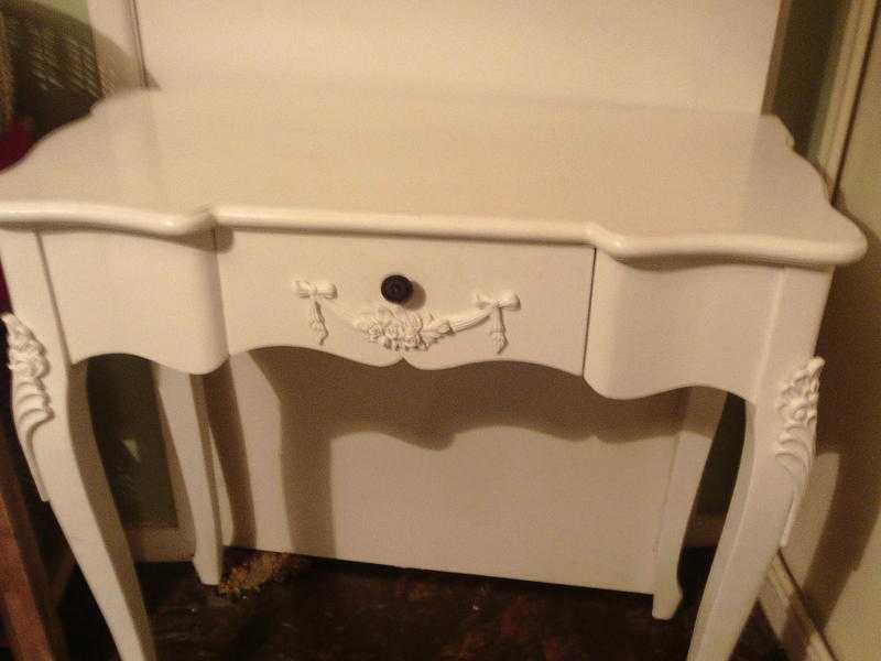 DRESSING TABLE WHITE GOOD CONDITION