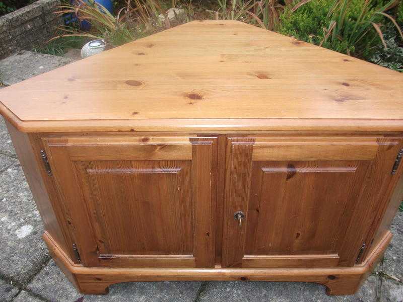 ducal pine tv corner base unit with lock and key - good unit