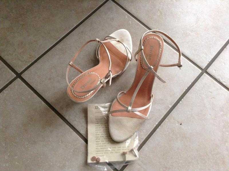 Dune ivory sandal size 5