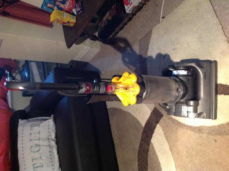 DYSON DC 33 UPRIGHT VACUUM CLEANER