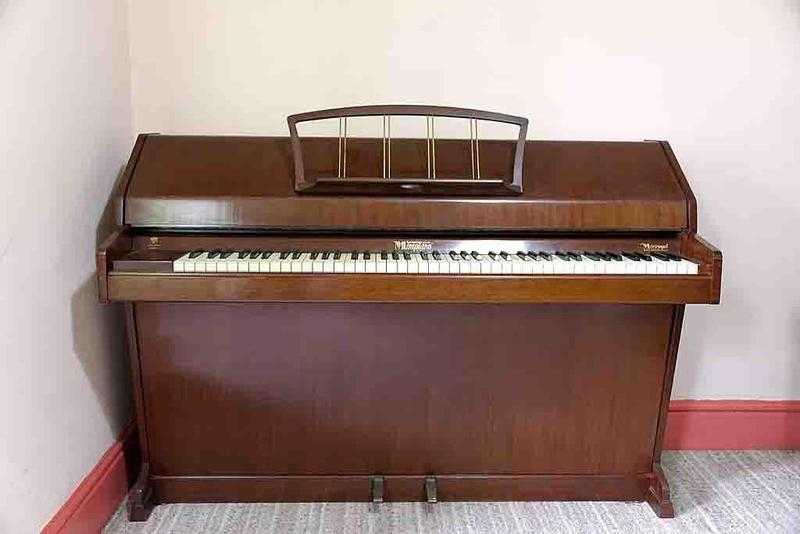 Eavestaff miniroyal piano