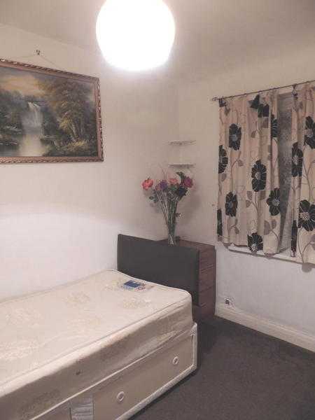 Edmonton Green N9 Area  Single Room to Let, Clean Comfortable and Friendly House  Available Now