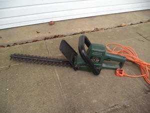 Electric lawnrake