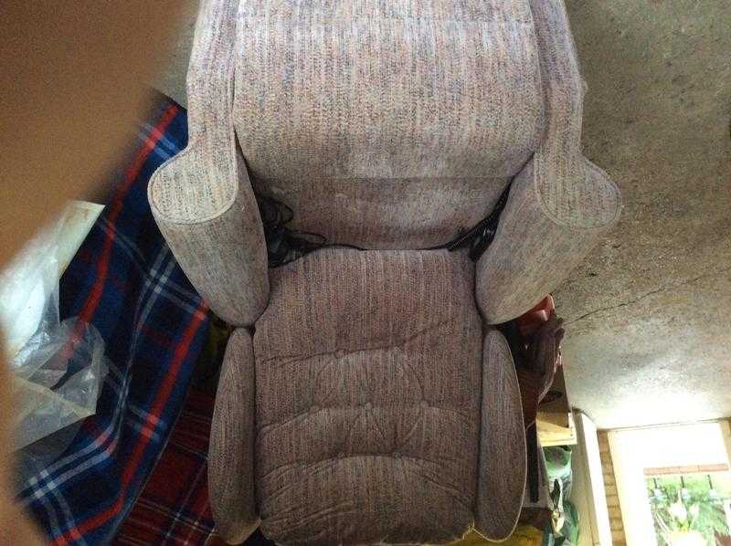 Electric rise and recliner chair