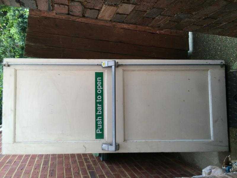 emergency handel door