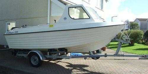 ENDEAVOUR 500 boat Great condition New trailer