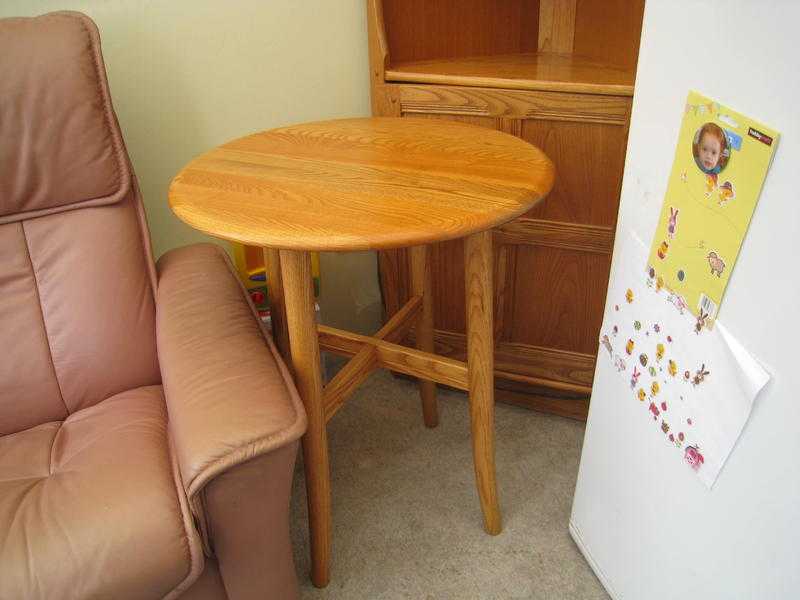ERCOL  LIGHT WOOD TALL ROUND SIDE TABLE EXCELLENT