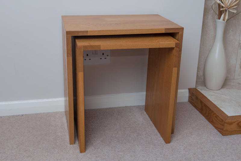 ERCOL NEST OF 2 COFFEE TABLES.