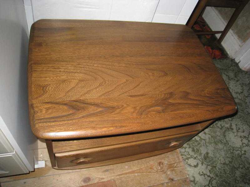 Ercol Windsor Golden Dawn TVVideo Table