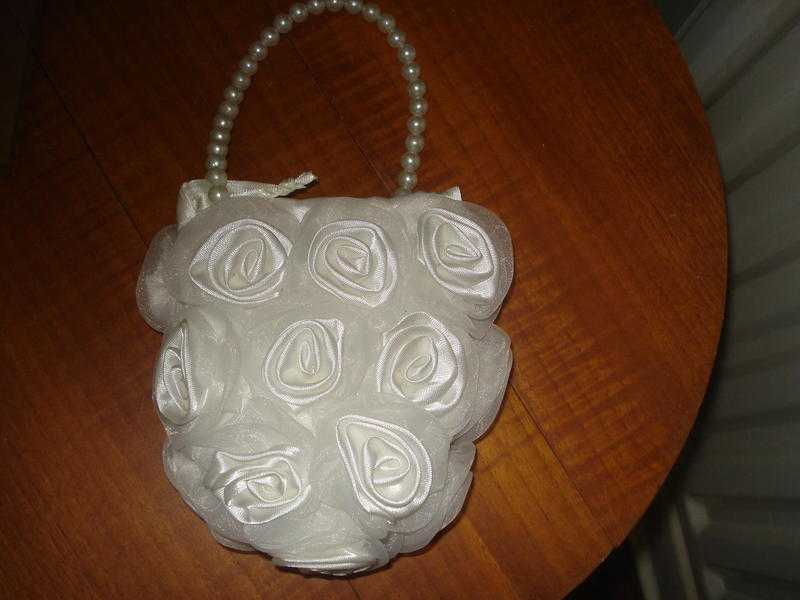 EVENING.... VERY PRETTY WHITE HANDBAG