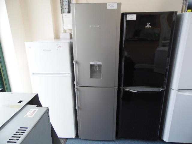 EX DISPLAY GRADED HOTPOINT FRIDGE FREEZER WWATER DISPENSER REF 11334