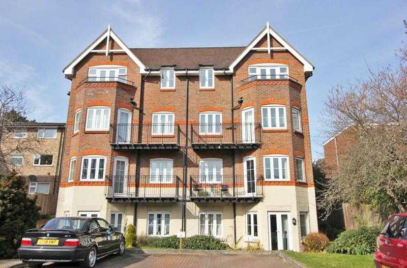 Excellent One Double Bedroom Flat In Redhill, In Good Condition Throughout