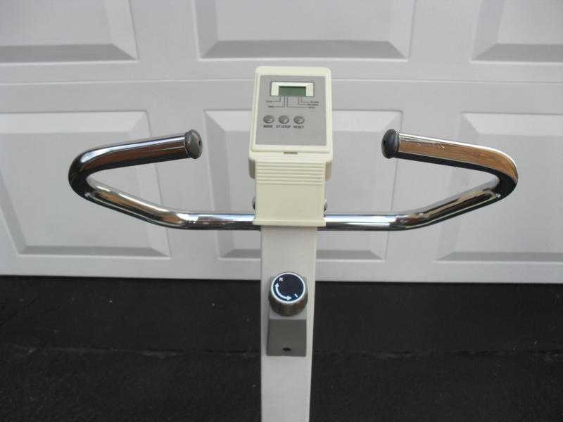 EXERCISE BIKE HEAVY DUTY EUROTRIM, ADJUSTABLE TENSION, SEAT, HANDLE BARS, DIGITAL READ OUT MONITOR