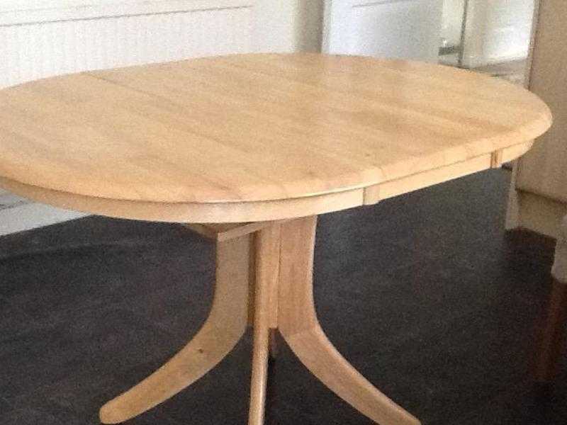 Expanding dining table