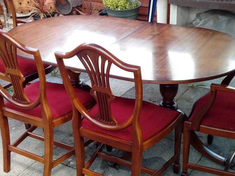 Exstendable wooden dineing table and 6 chairs.