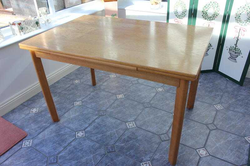 Extendable wooden table, suitable for the dining room or the kitchenable