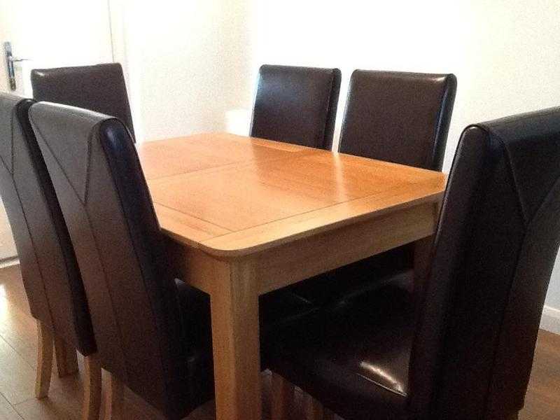 Extending dining room table (oak) with 6 leather chairs