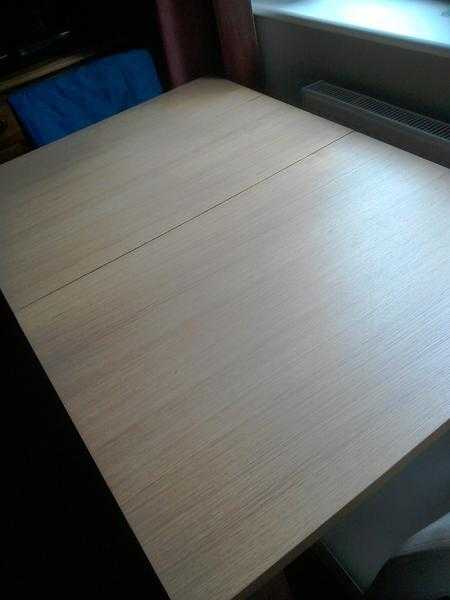 Extending dining table