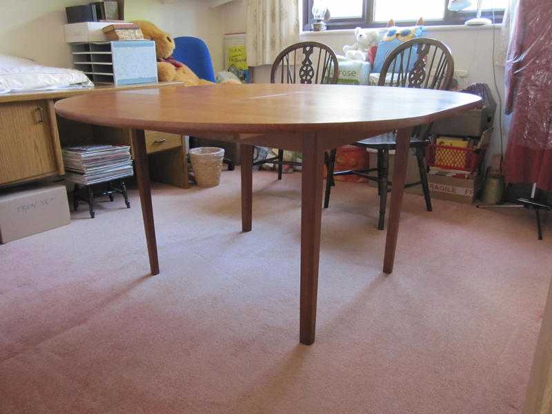 Extending dining table