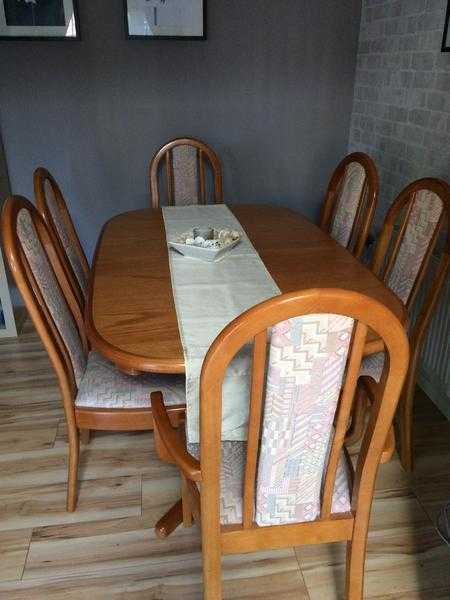 Extending dining table with 2 carvers and 4 chairs