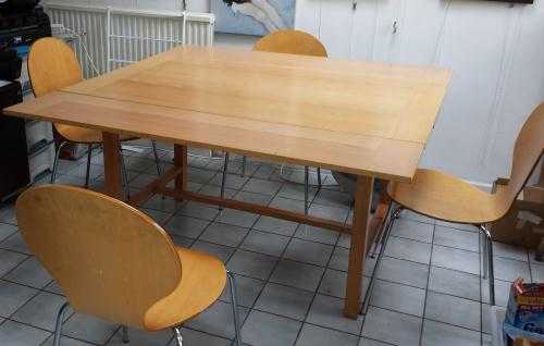 Extending table and 4 stacking chairs