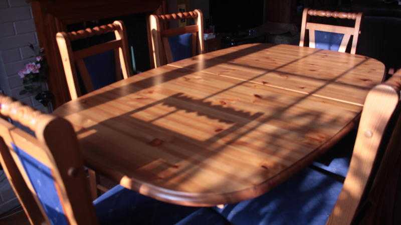 Extending table and 6 chairs