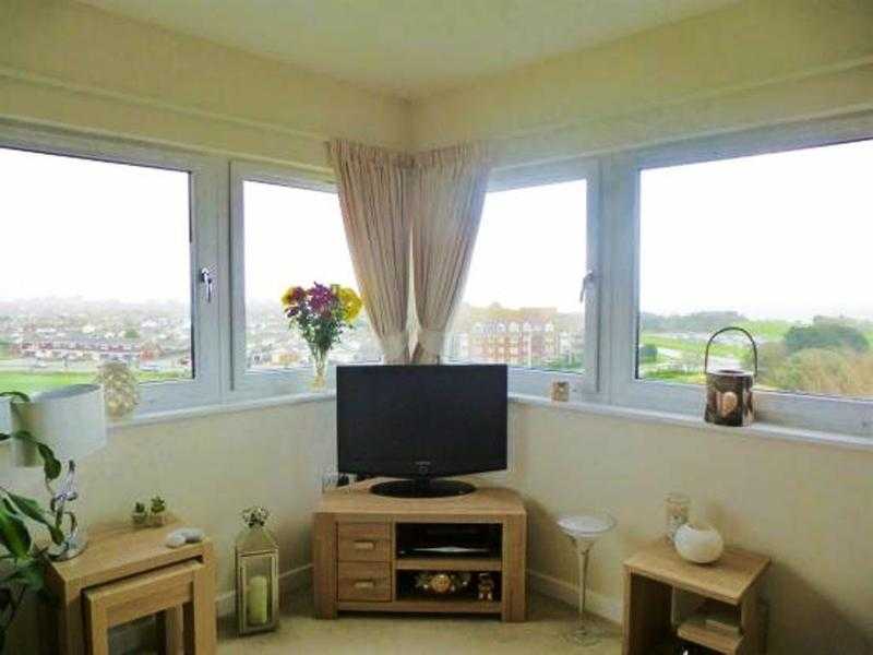 EXTREMELY WELL PRESENTED TWO BEDROOM FLAT