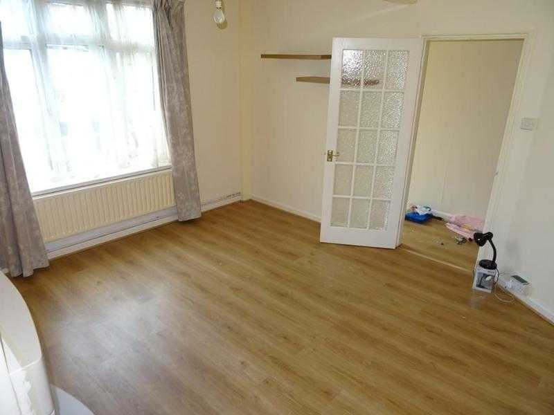 Fantastic 2 bedroom house with off street parking and private garden in Morden SM4