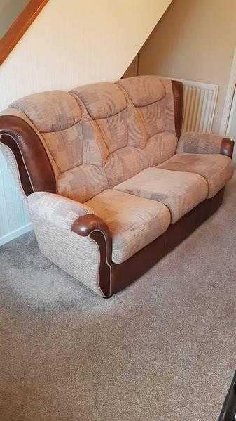 Fantastic Condition 3 Seater Sofa amp 2 Armchairs