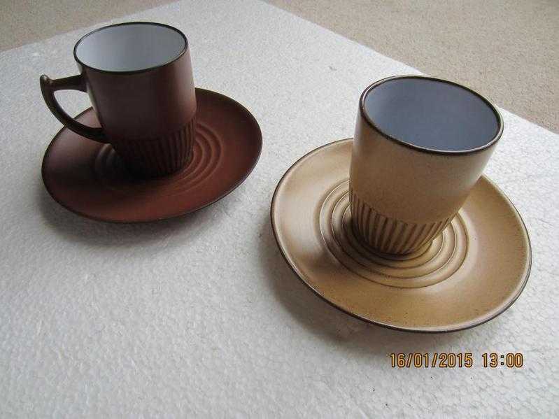 FINE PORCELAIN POTTERY 2 X CUPSSAUCERS