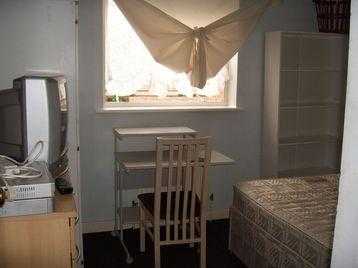 First Floor StudioBedsit   LOCATION Located in East Ham, E6 6AG 183 Charlemont Rd London