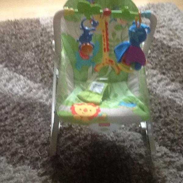 FISHER PRICE VIBRATING AND ROCKER  BABY CHAIR