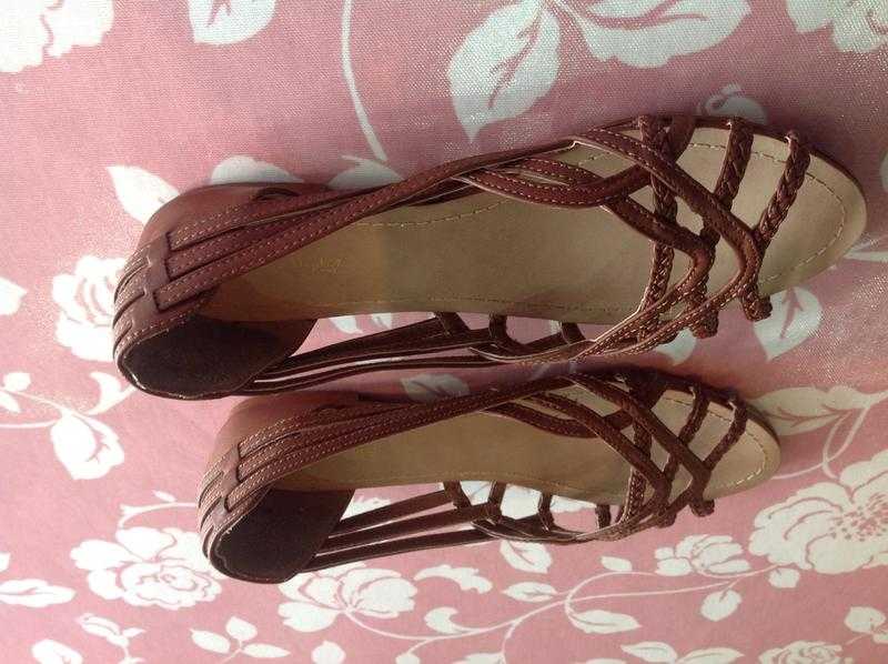 FLAT  TAN SANDLES HARDLEY WARN. FROM MISS SELFIDGE S SIZE 6  leather