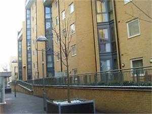 Flat To Let.Balcony Double Room,Feltham,Heathrow. Hounslow. Fast train to London,Victoria,Waterloo.