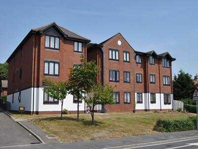 Flat to rent in De La Warr Road, Bexhill (675 pcm)