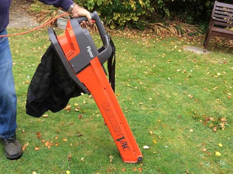 FLYMO GARDEN LEAF BLOWER  VAC.   Electric.  GC