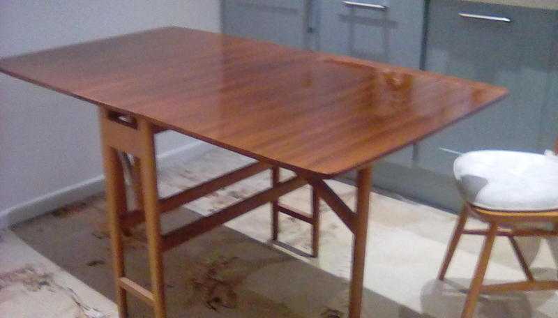 Fold - down gate leg table