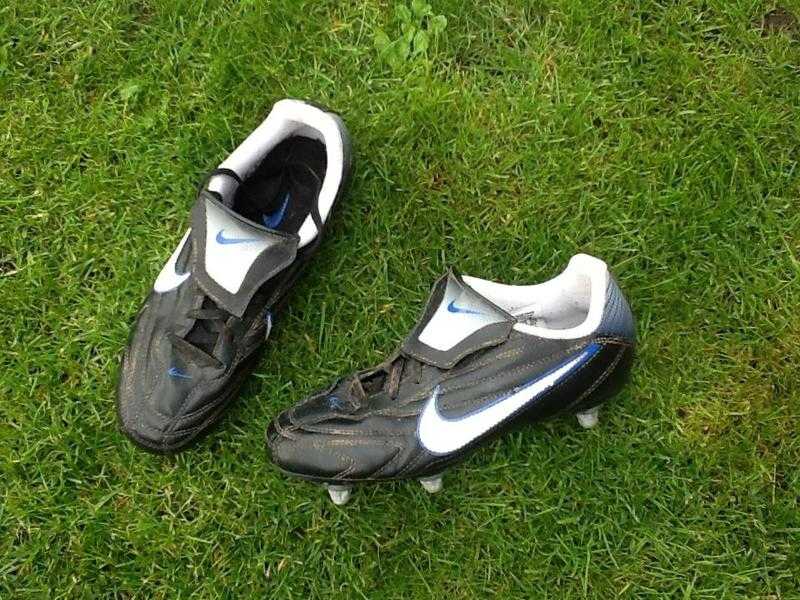 Football boots size 4 uk nike