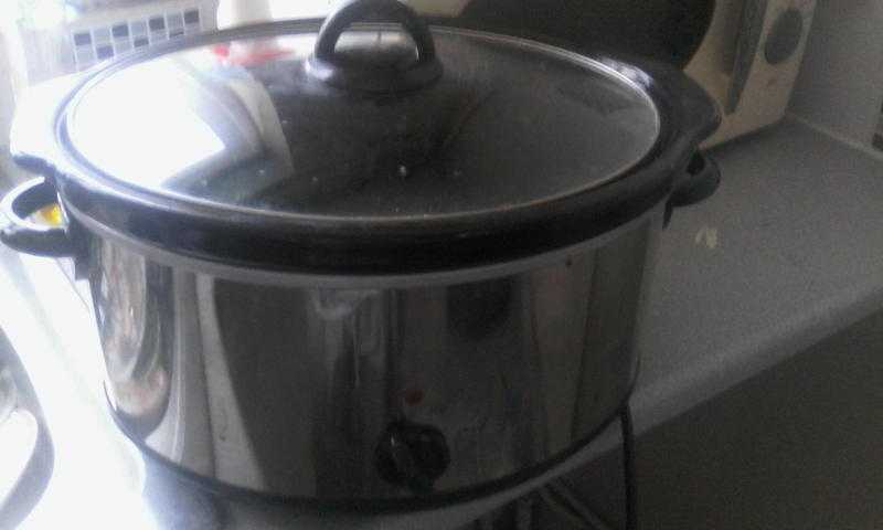 for quick sale large 5.5 Ltd slow cooker in black and silver