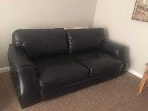 For sale 2settes, a 2 seater and 3 seater leather sofas