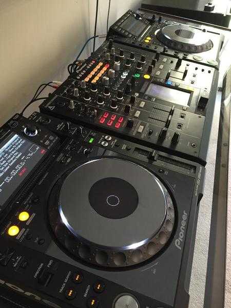 For sale 2x Pioneer CDJ-2000 Nexus plus 1 DJM-2000 Nexus mixer