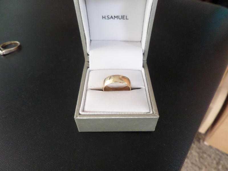 For sale - 9 carat gold wedding ring