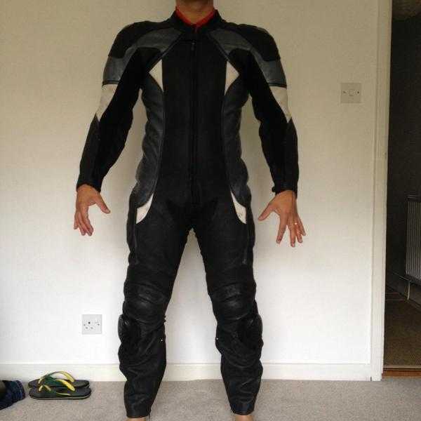 FRANK THOMAS Motorcycle leather suit UK 42  EURO 52