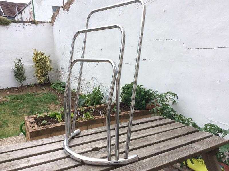 Free standing towel rack