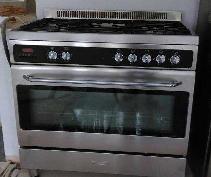 Freestanding gas cooker with electric oven
