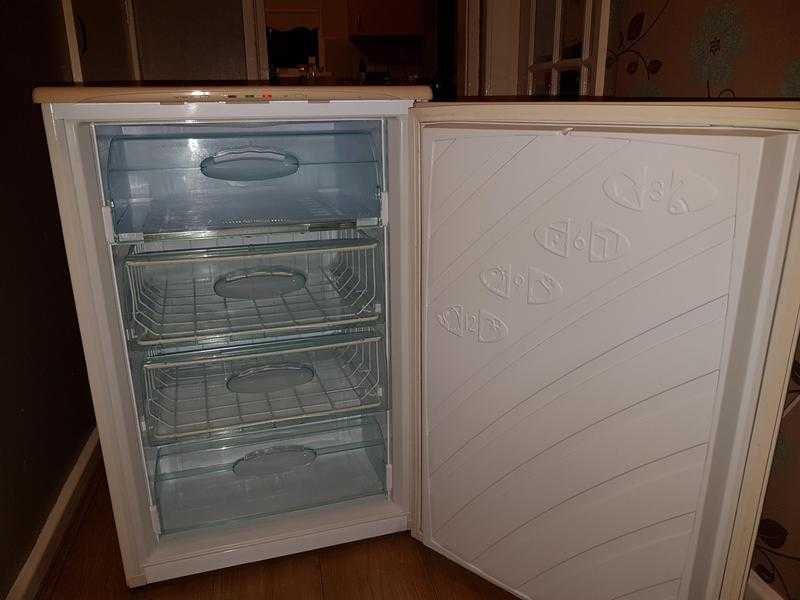 freezer undercounter hotpoint