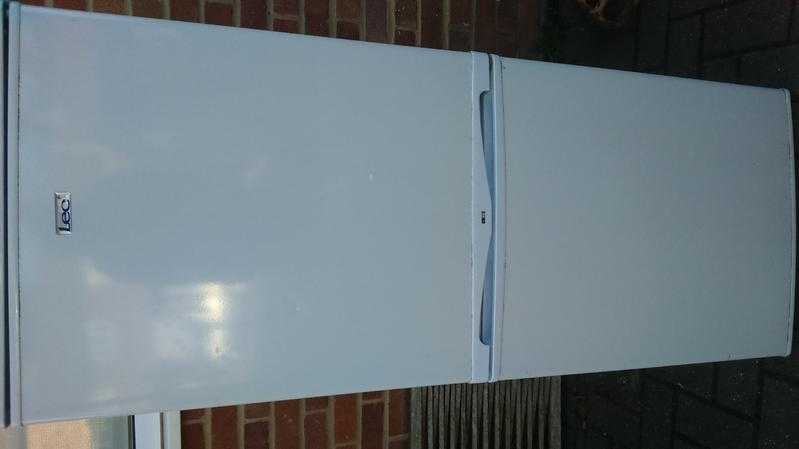 Fridge freezer lec freestanding with shelves